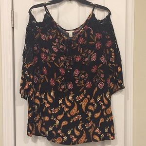 Gorgeous fall, cold shoulder top, Size XL
